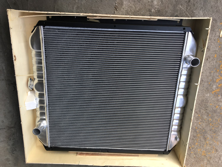 SK200-3全铝(lv)水箱(xiang)